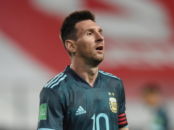 Bóng đá quốc tế sáng 19/11: Messi nổi khùng ở sân bay
