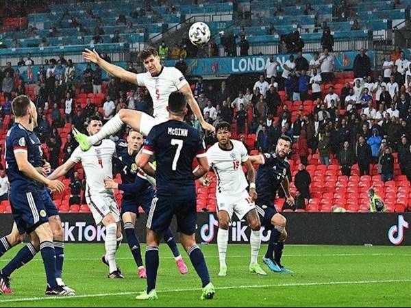 Bóng đá QT trưa 19/6: John Stones bật cao như Cristiano Ronaldo