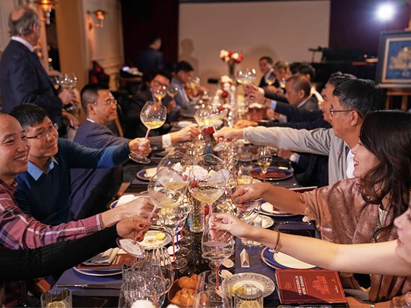 Mơ thấy ăn tiệc báo mộng điềm gì sắp xảy ra?