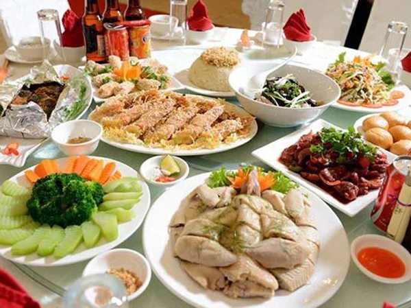 Mơ thấy ăn tiệc báo mộng điềm gì sắp xảy ra?