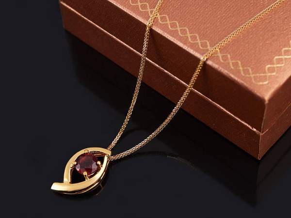 Mơ thấy người khác tặng dây chuyền vàng cho mình